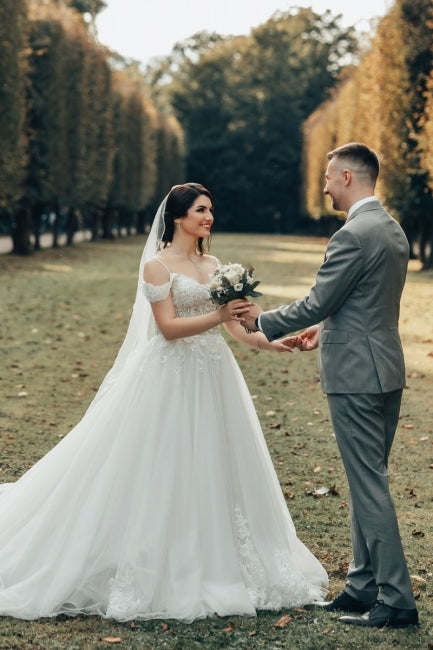 Dressystars White Wedding Dress Sweetheart Off The Shoulder Sleeveless Lace Ball Gown Tulle Bridal Gown With Appliques