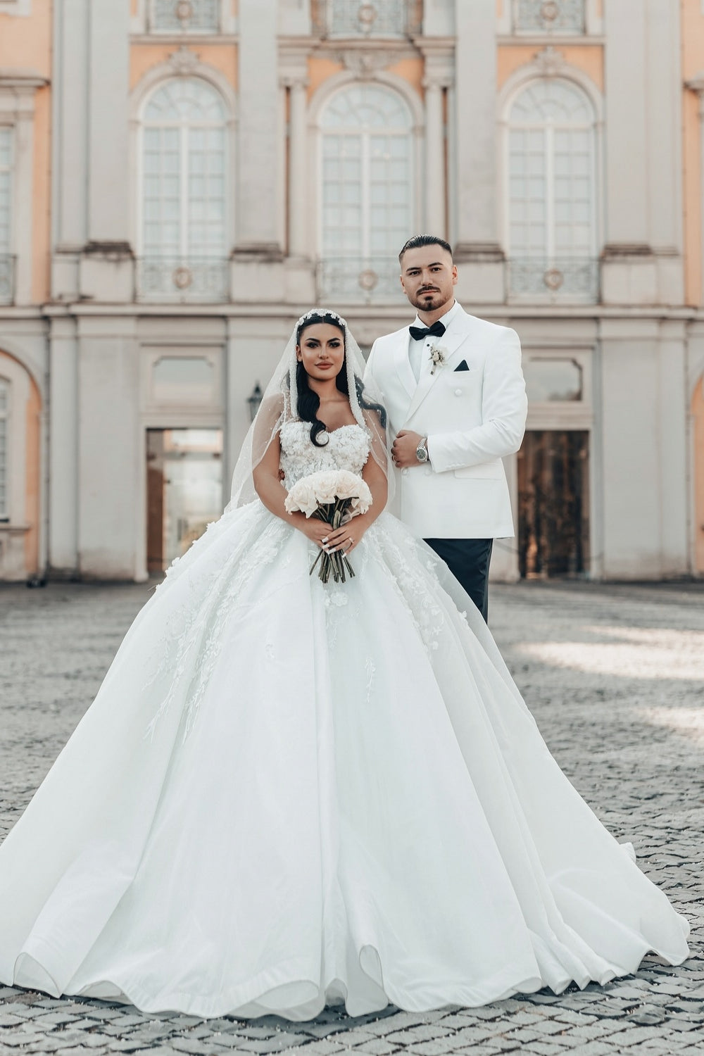 Dressystars White Wedding Dress Sweetheart Spaghetti Strap Sequined Ball Gown Tulle Bridal Gown With Appliques