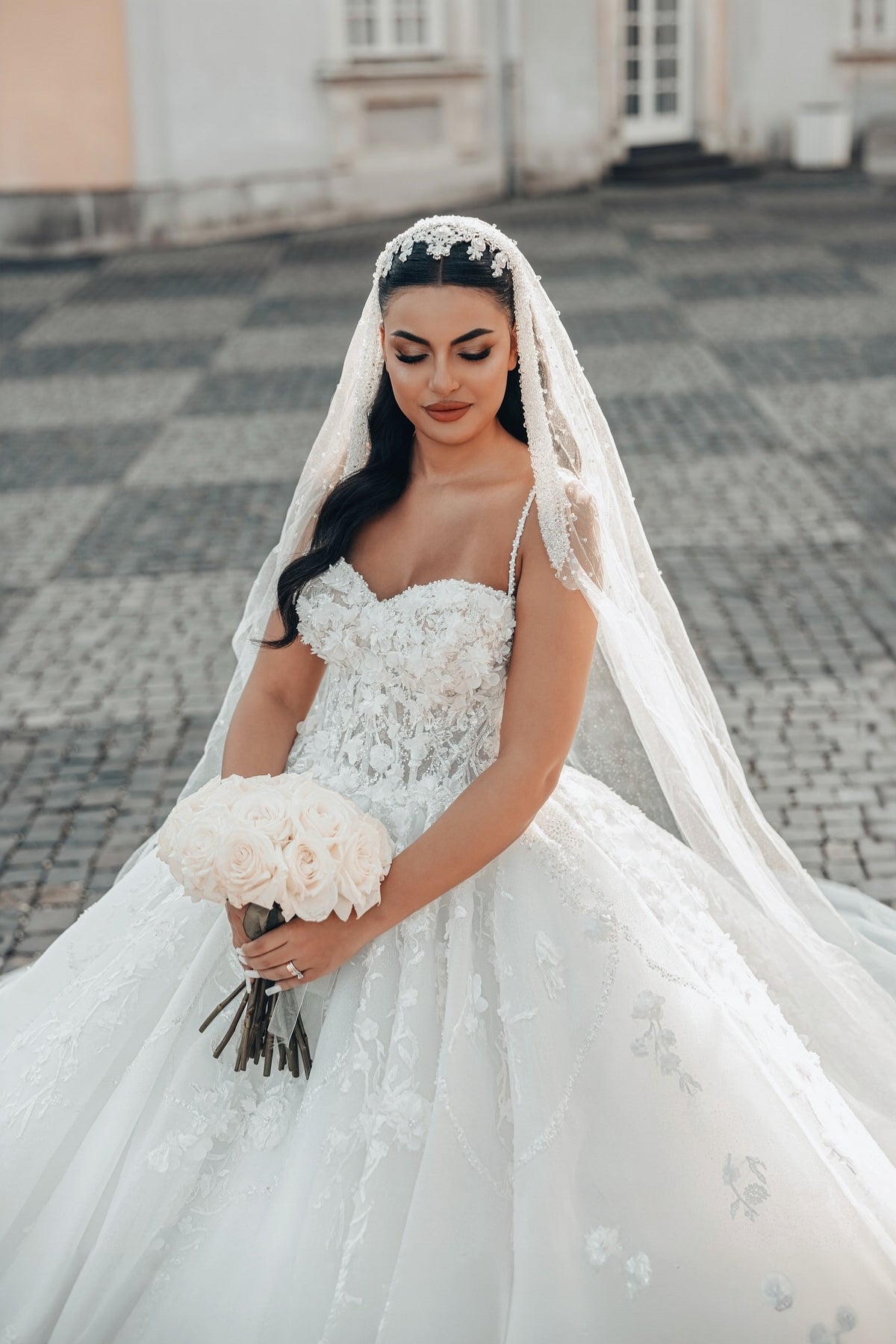 Dressystars White Wedding Dress Sweetheart Spaghetti Strap Sequined Ball Gown Tulle Bridal Gown With Appliques