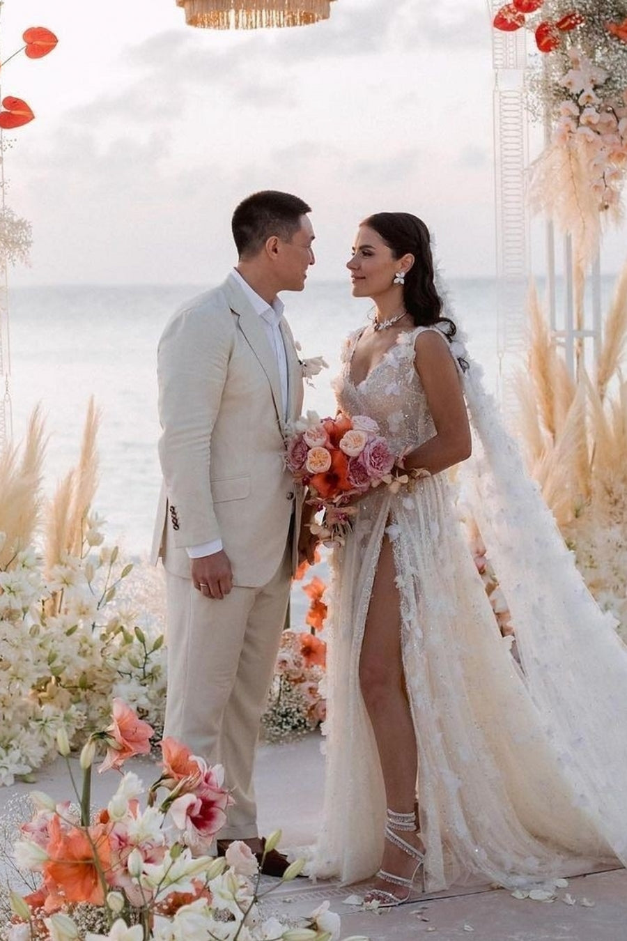 Dressystars White Wedding Dress V Neck Lace A Line Spaghetti Strap Sequined Sleeveless Watteau Train Tulle Bridal Gown With Slit