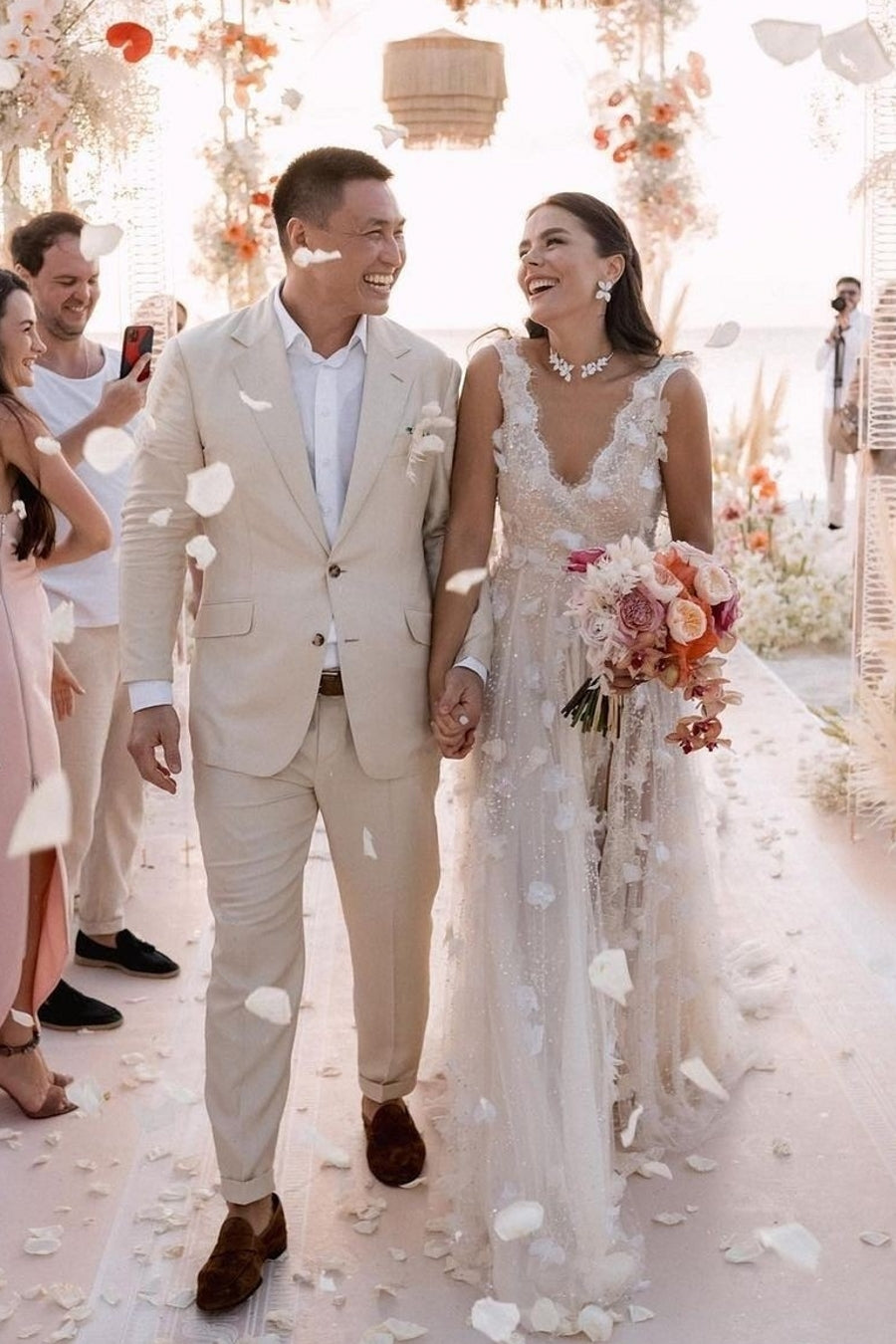 Dressystars White Wedding Dress V Neck Lace A Line Spaghetti Strap Sequined Sleeveless Watteau Train Tulle Bridal Gown With Slit