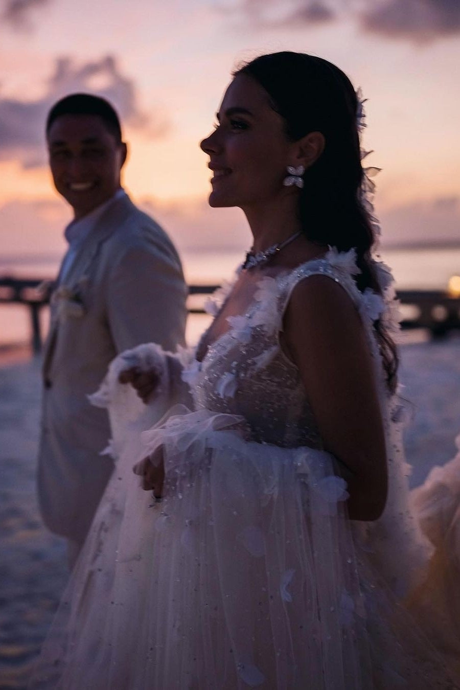 Dressystars White Wedding Dress V Neck Lace A Line Spaghetti Strap Sequined Sleeveless Watteau Train Tulle Bridal Gown With Slit