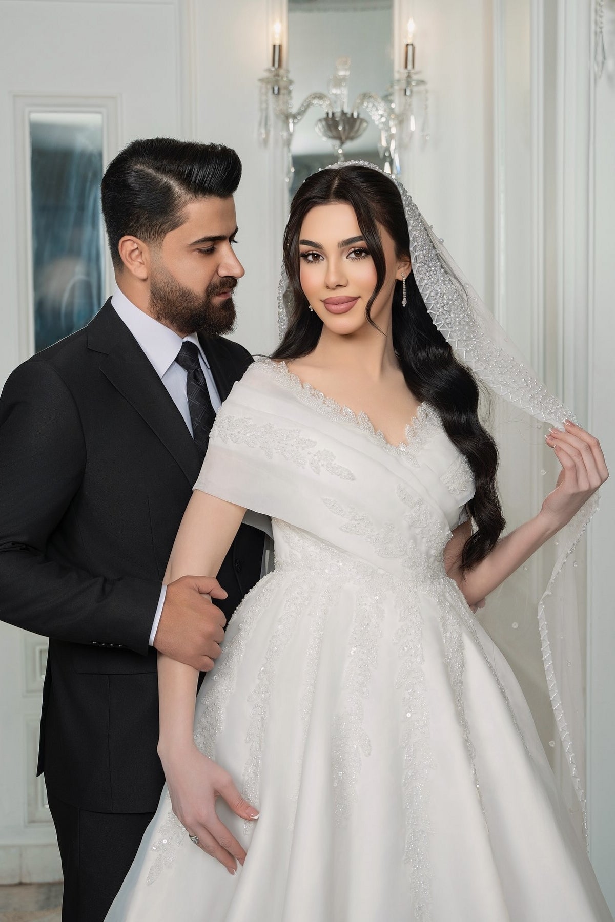 Dressystars White Wedding Dress V Neck Off The Shoulder Sleeveless Sequined Chiffon Bridal Gown With Appliques