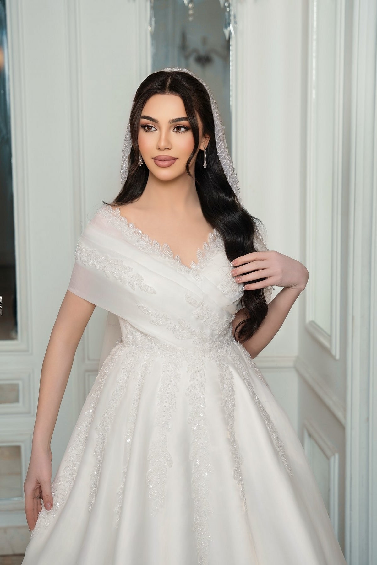 Dressystars White Wedding Dress V Neck Off The Shoulder Sleeveless Sequined Chiffon Bridal Gown With Appliques