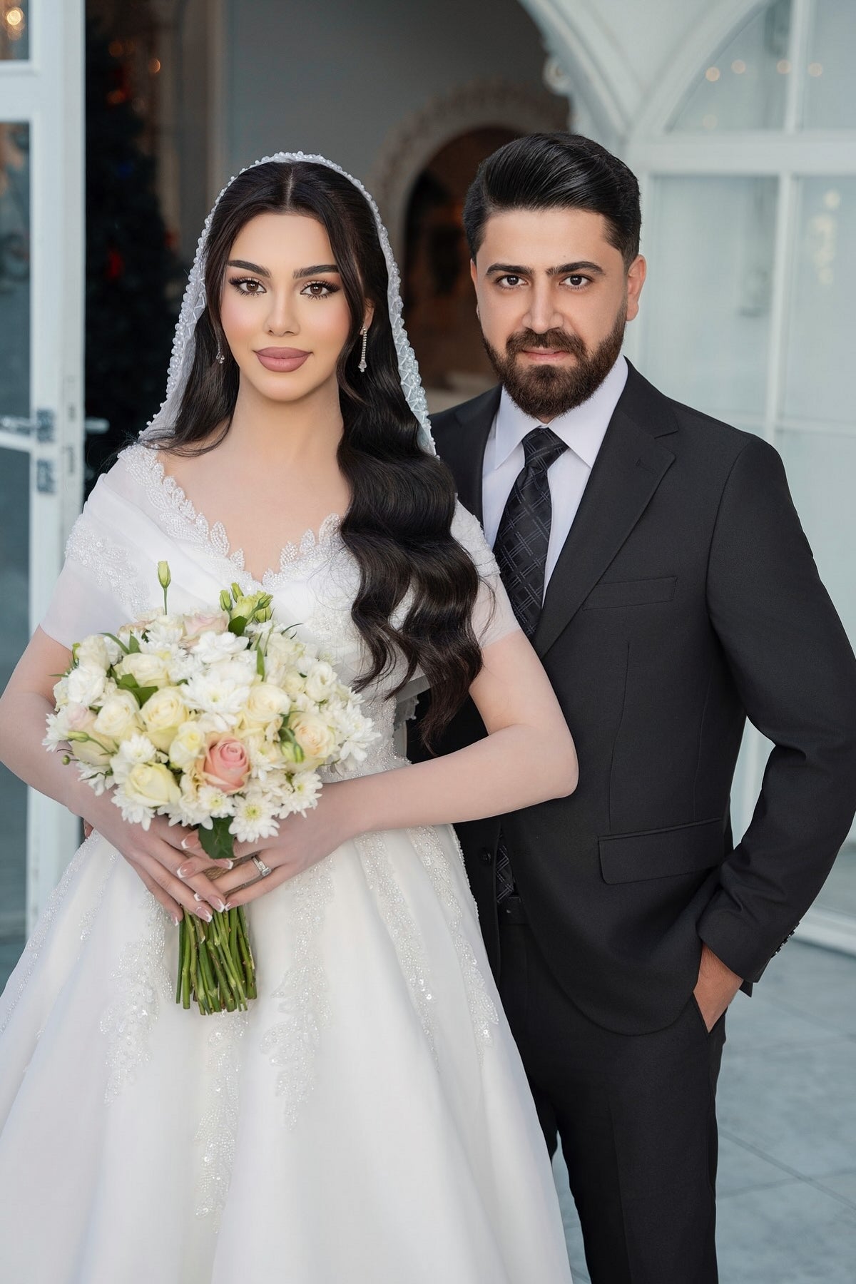 Dressystars White Wedding Dress V Neck Off The Shoulder Sleeveless Sequined Chiffon Bridal Gown With Appliques
