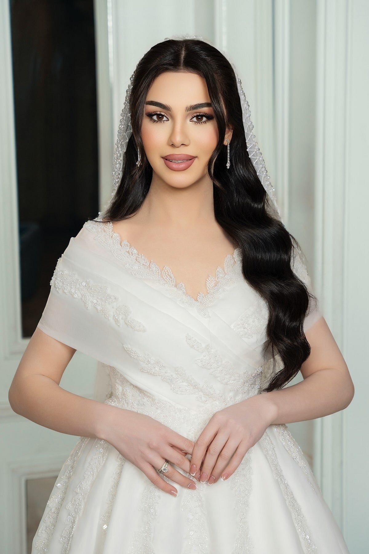 Dressystars White Wedding Dress V Neck Off The Shoulder Sleeveless Sequined Chiffon Bridal Gown With Appliques