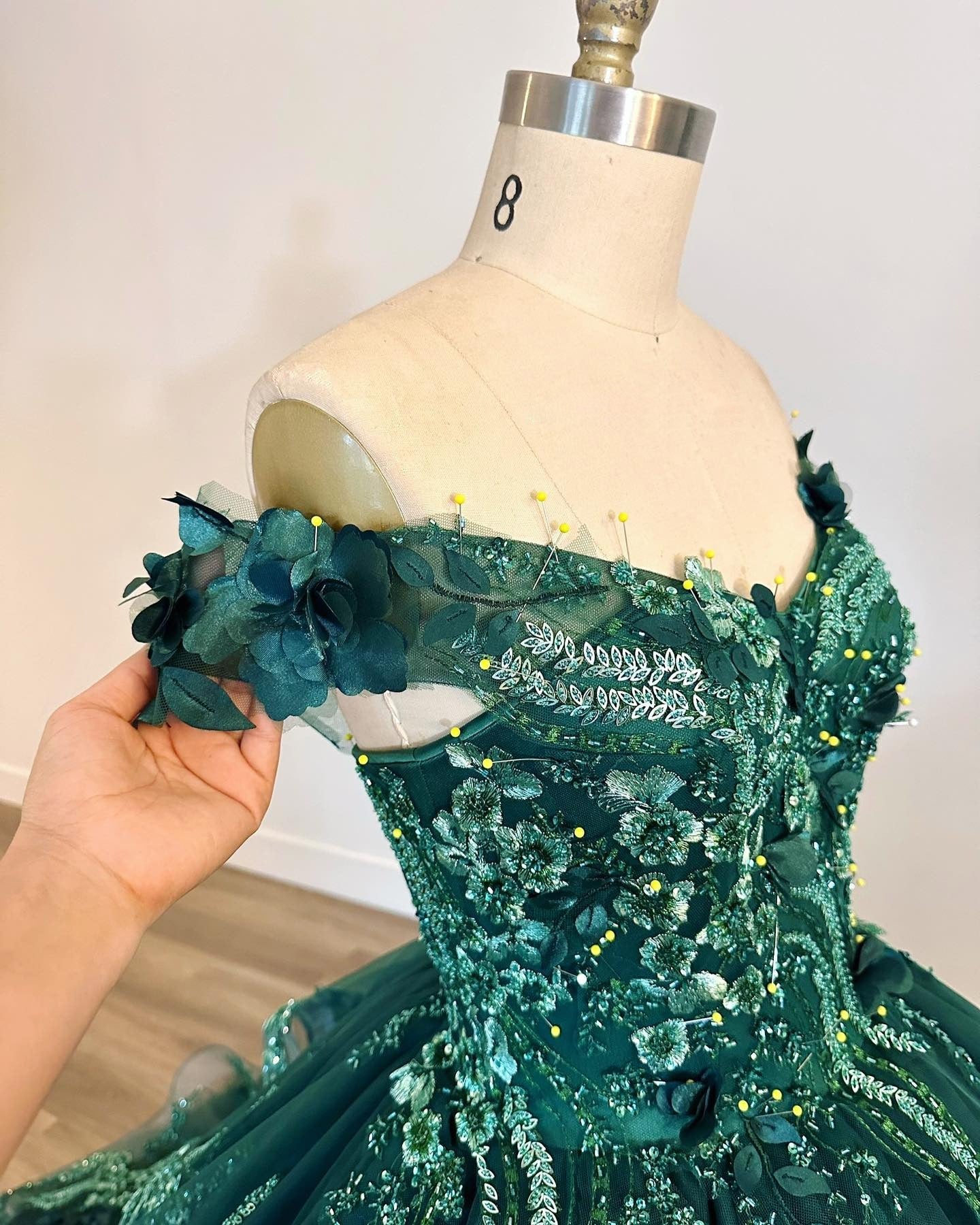Elegant Ball Gown Off Shoulder Flower Lace Appliques Tiered Sweep Train Emerald Green Tulle Quinceanera Dress For Sweet 16