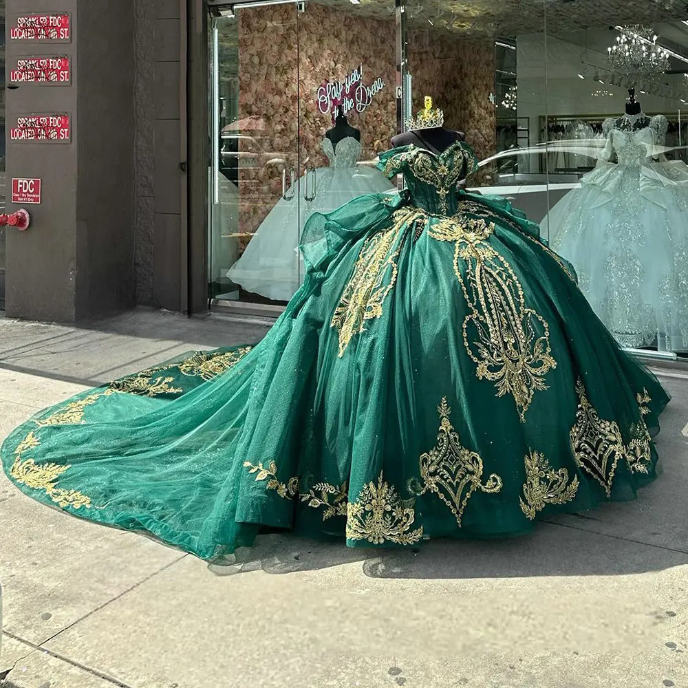 Elegant Ball Gown Off Shoulder Gold Lace Appliques Beaded Ruffles Emerald Green Tulle Quinceanera Dress Princess Birthday Party Gown For Sweet 16
