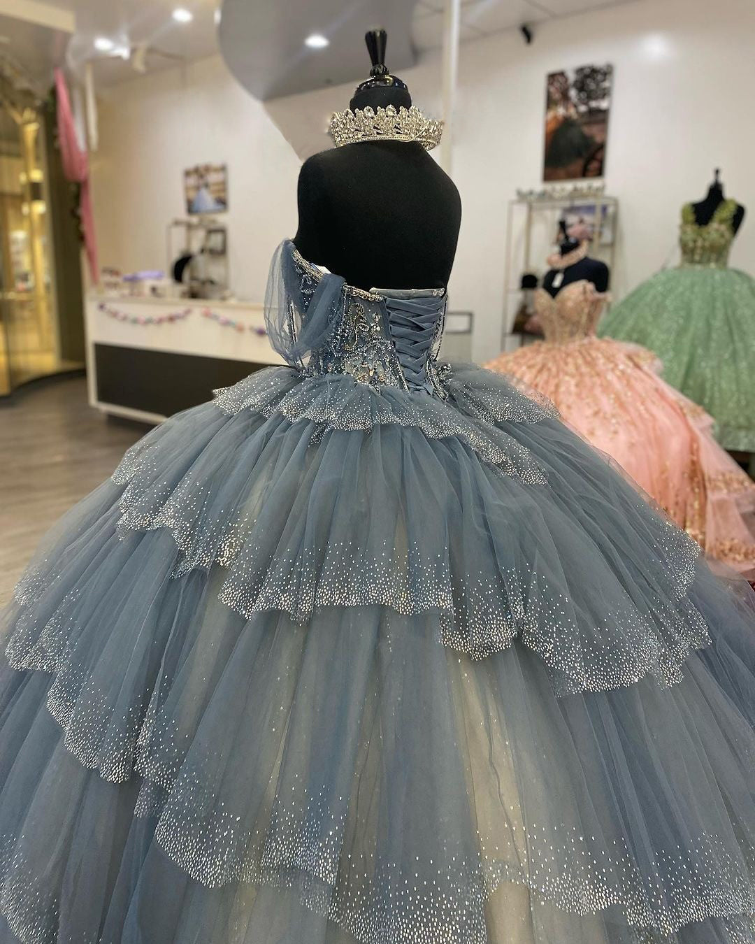 Elegant Ball Gown Off Shoulder Sweetheart Neck Sleeveless Tiered Appliques Gery Tulle Princess Gown Quinceanera Dress For Sweet 16