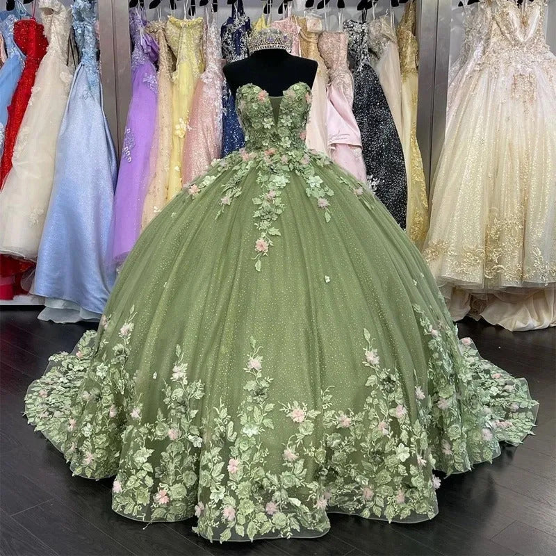 Elegant Ball Gown Strapless Lace Appliques Sweep Train Tulle Quinceanera Dresses For Sweet 16 Prom Gown