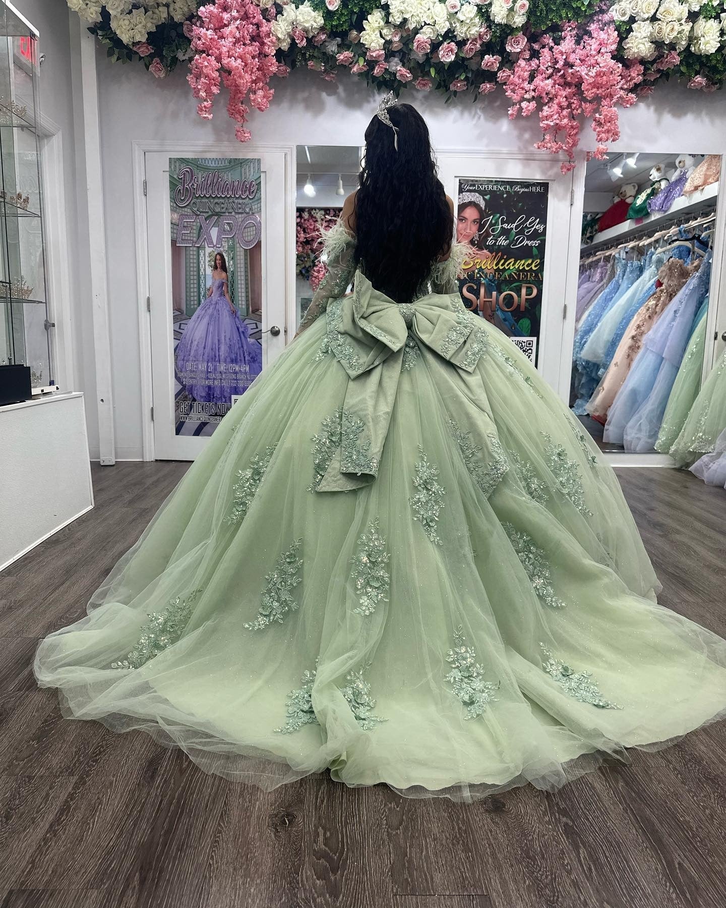 Elegant Ball Gown Sweetheart Neck Detachable Long Sleeves Lace Appliques Feather Bow Knot Sage Green Tulle Quinceanera Dress Evening Party Gown For Sweet 16