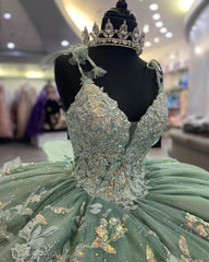 Elegant & Gorgeous Ball Gown V Neck Spaghetti Straps Sleeveless Lace Appliques Beaded Mint Green Tulle Princess Party Gown Quinceanera Dresses For Sweet 16