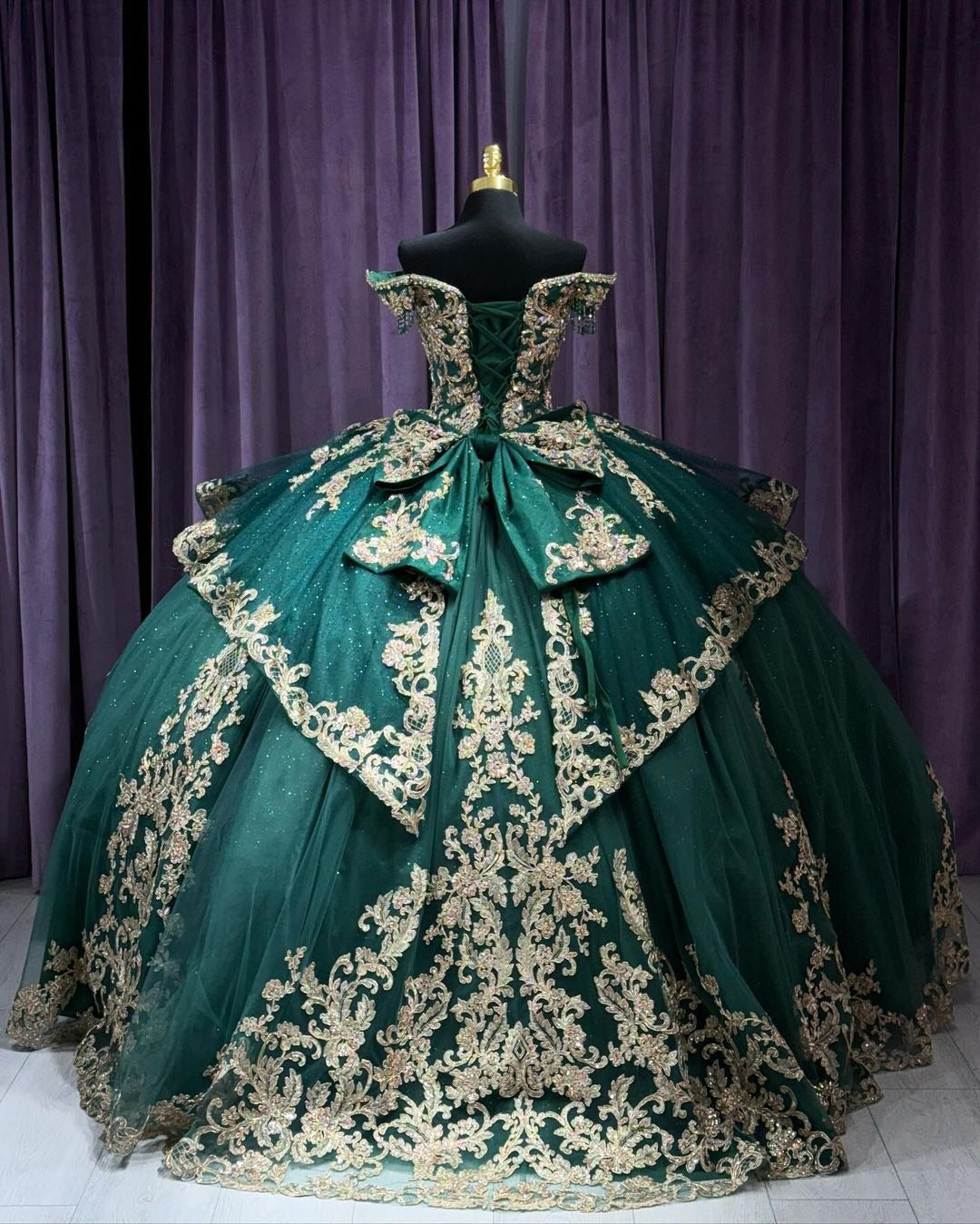 Elegant & Luxuru Ball Gown Off Shoulder Gold Lace Applique Beads Tiered Ruffle Emerald Green Tulle Quinceanera Dress Princess Gown For Sweet 16