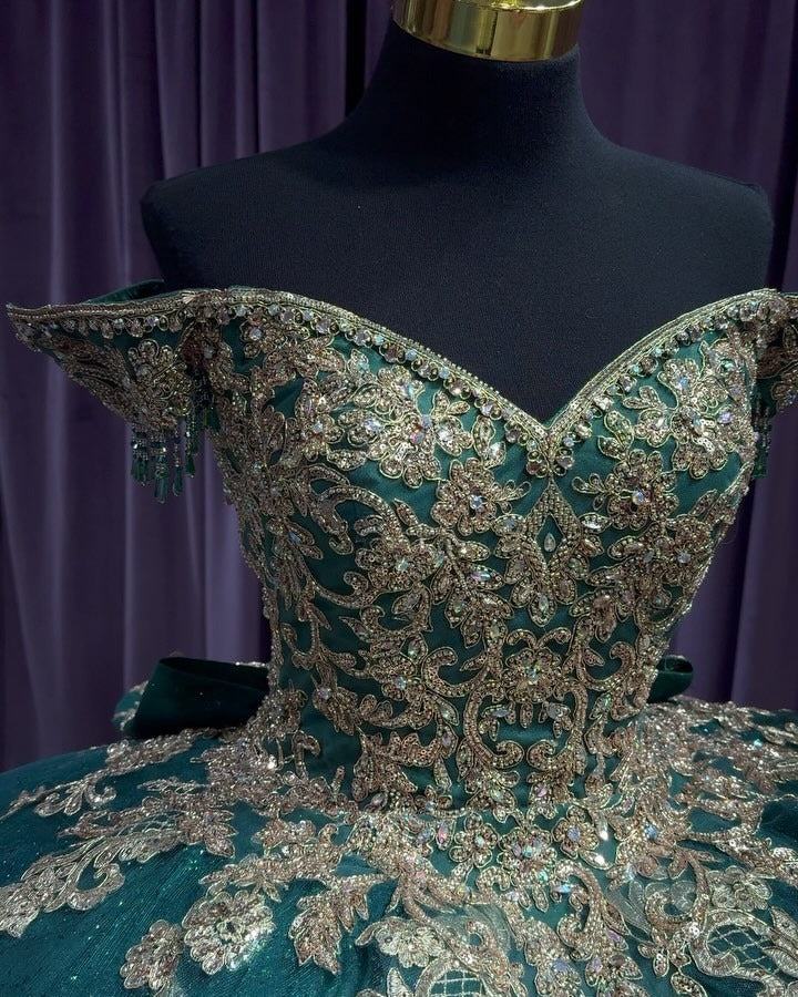 Elegant & Luxuru Ball Gown Off Shoulder Gold Lace Applique Beads Tiered Ruffle Emerald Green Tulle Quinceanera Dress Princess Gown For Sweet 16