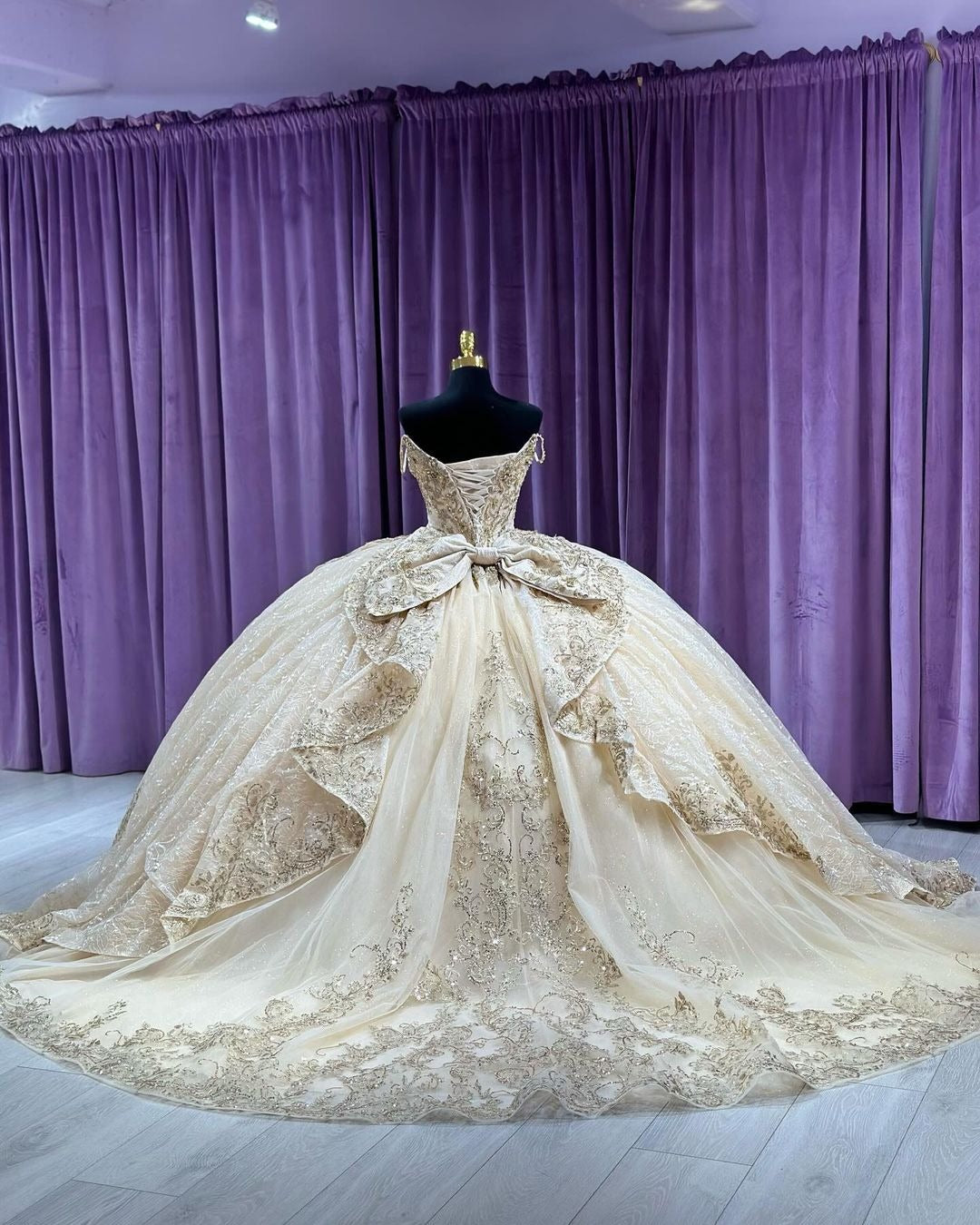 Elegant & Luxury Ball Gown Sweetheart Neck Spaghetti Straps Lace Appliques Beaded Tiered Ruffles Champagne Tulle Quinceanera Dress Ball Gown For Sweet 16