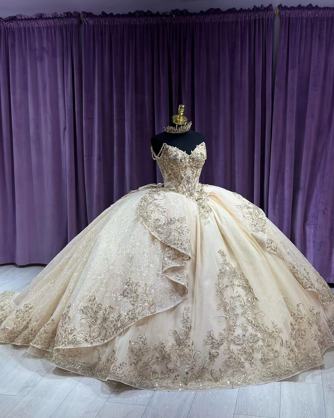 Elegant & Luxury Ball Gown Sweetheart Neck Spaghetti Straps Lace Appliques Beaded Tiered Ruffles Champagne Tulle Quinceanera Dress Ball Gown For Sweet 16