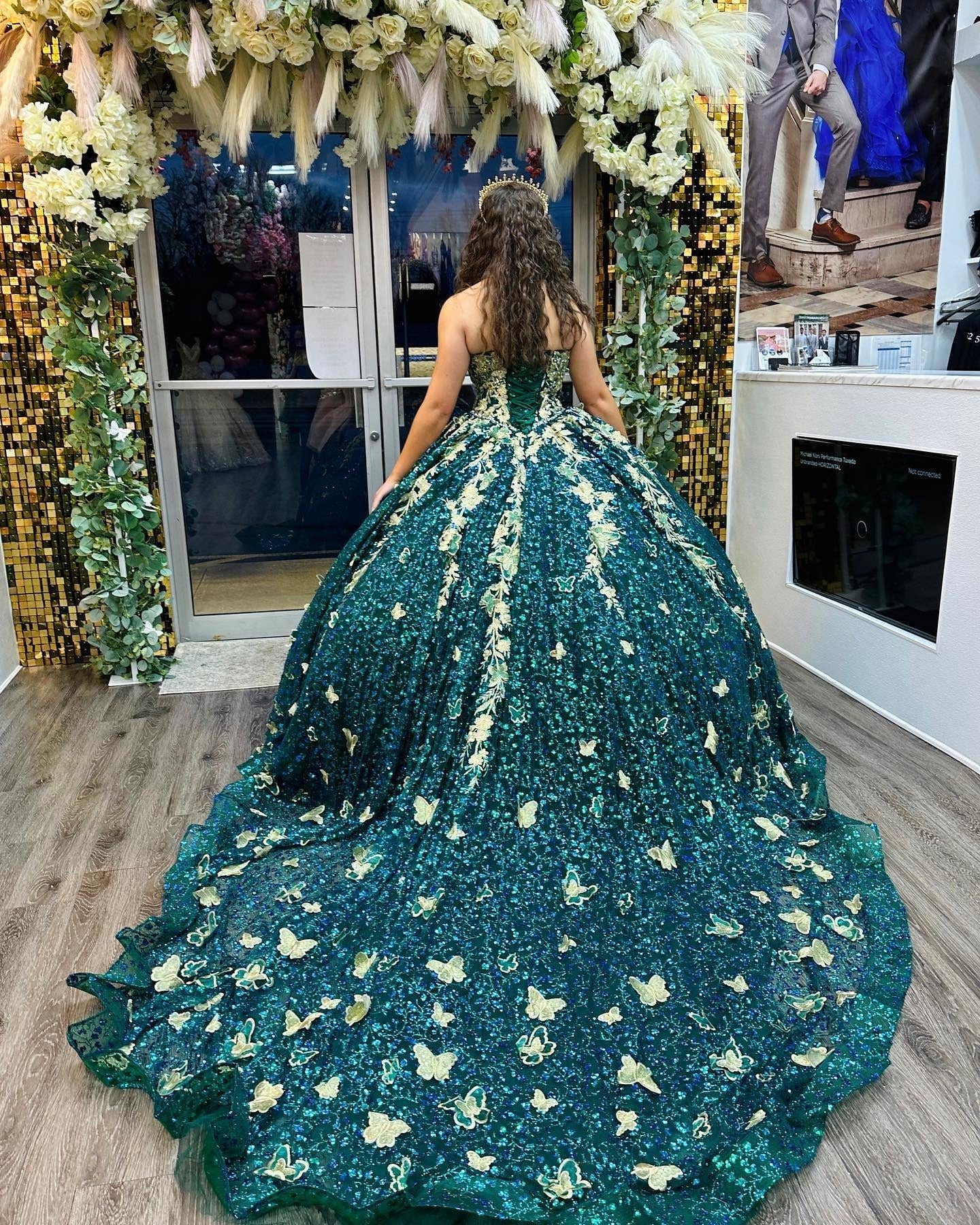 Elegant & Luxury Ball Sweetheart Gown 3D Gold Butterfly Lace Appliques Sequined Beaded Hunter Green Tulle Quinceanera Dress For Sweet 16