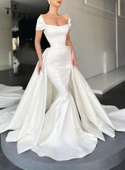 Elegant Wedding Dress: Simple Satin Wrap