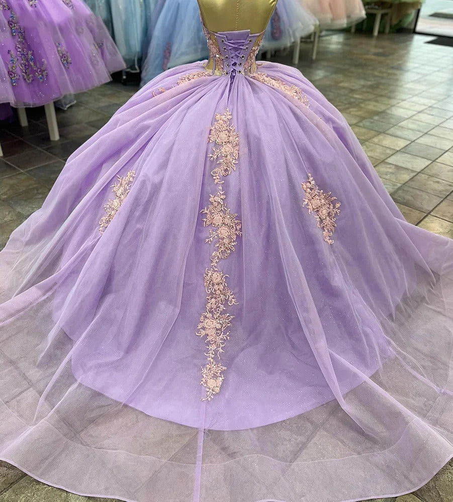 Luxuru Ball Gown Strapless Sleeveless Lace Appliques Sweep Train Lilac Tulle Quinceanera Dress For Sweet 16