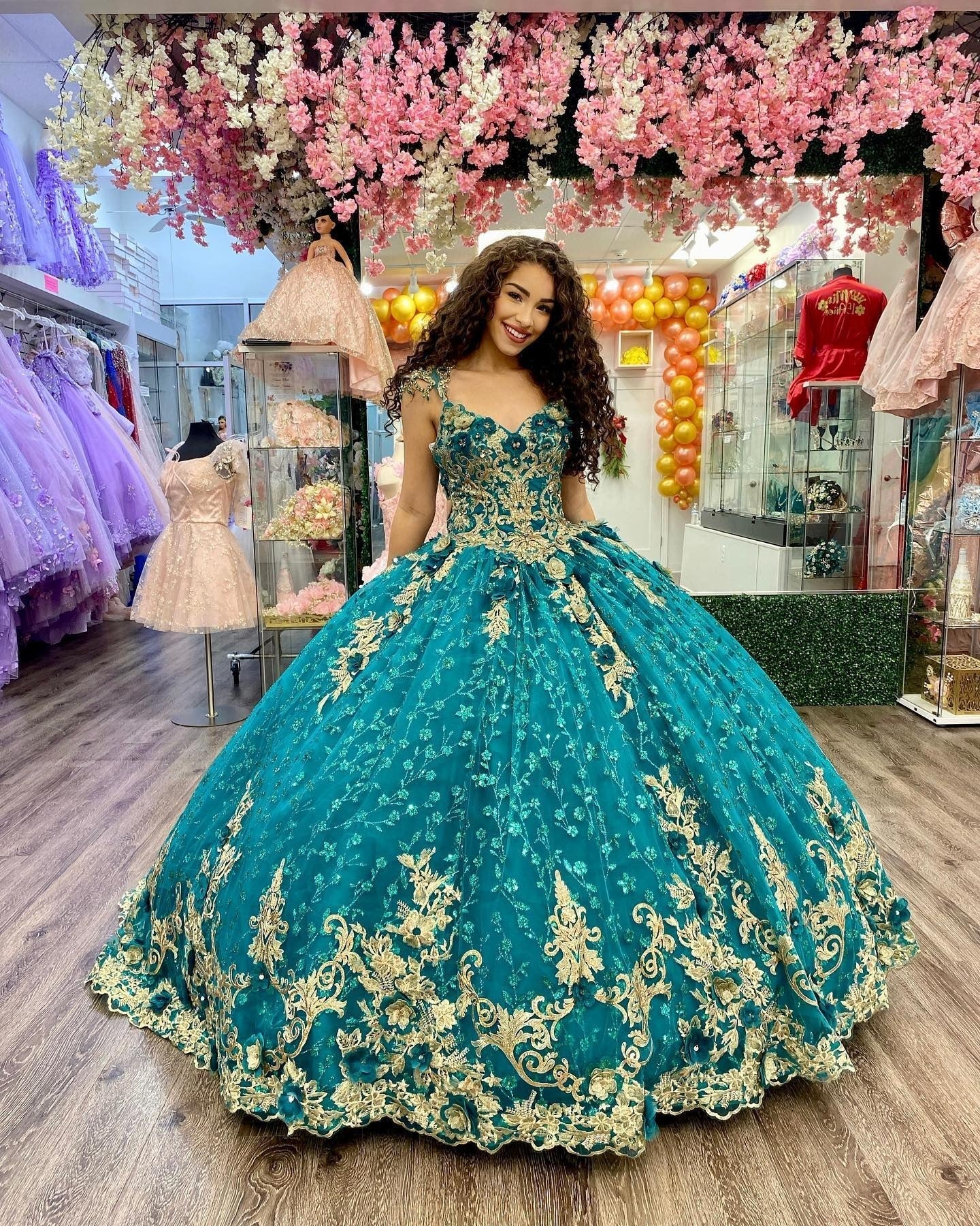 Luxury & Gorgeous Ball Gown V Neck Straps Gold Lace Appliques Sequined Beaded Hunter Green Tulle Quinceanera Dresses Princess Evening Party Gown For Sweet 16 Dress
