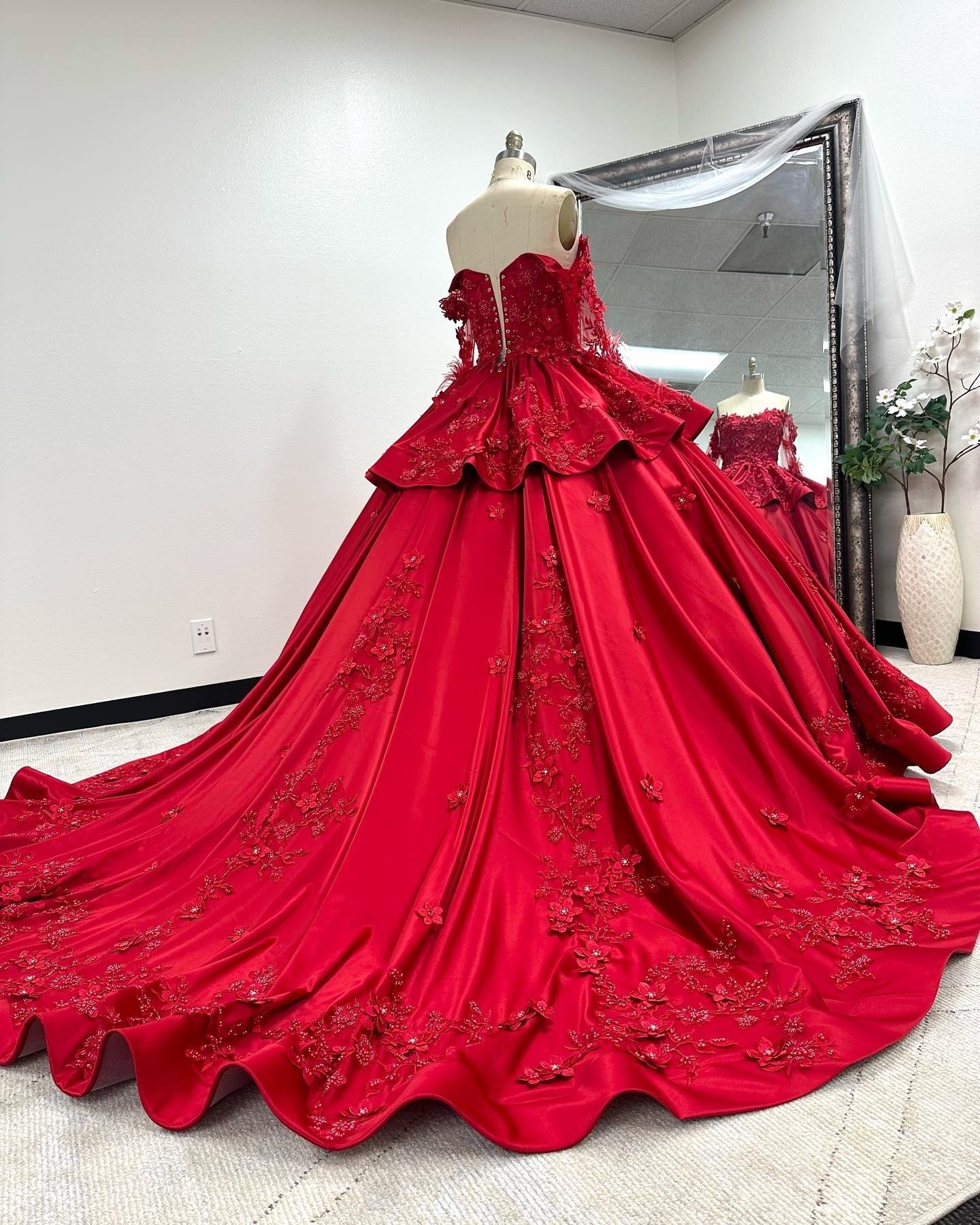 Luxury Off Shoulder Long Sleeves Flowers Lace Appliques Red Satin Quinceanera Dress For Sweet 16