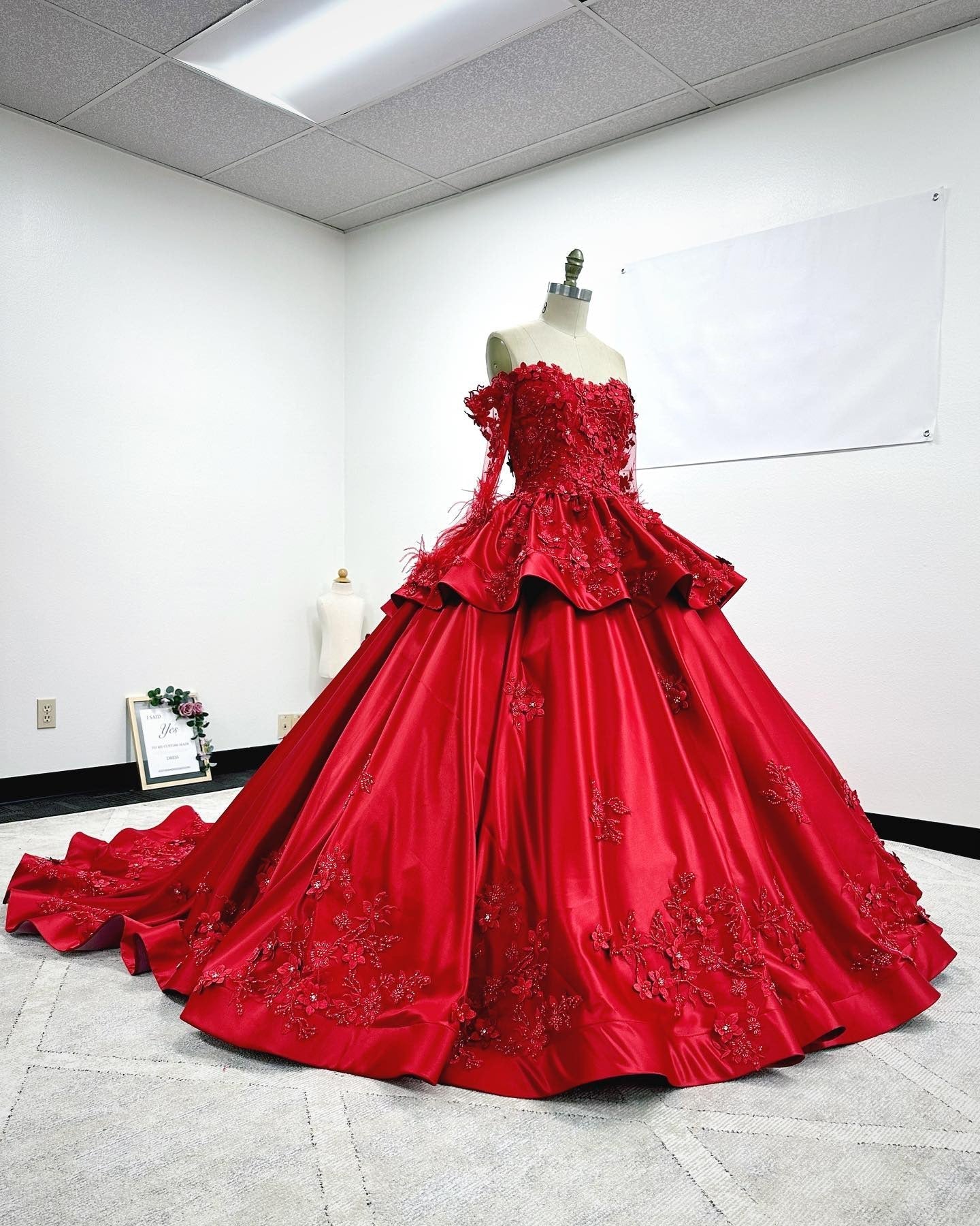 Luxury Off Shoulder Long Sleeves Flowers Lace Appliques Red Satin Quinceanera Dress For Sweet 16