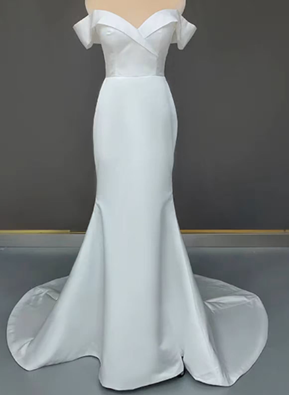 Off the Shoulder Sleeveless Trumpet/Mermaid Satin Wedding Dress with Sweep Train