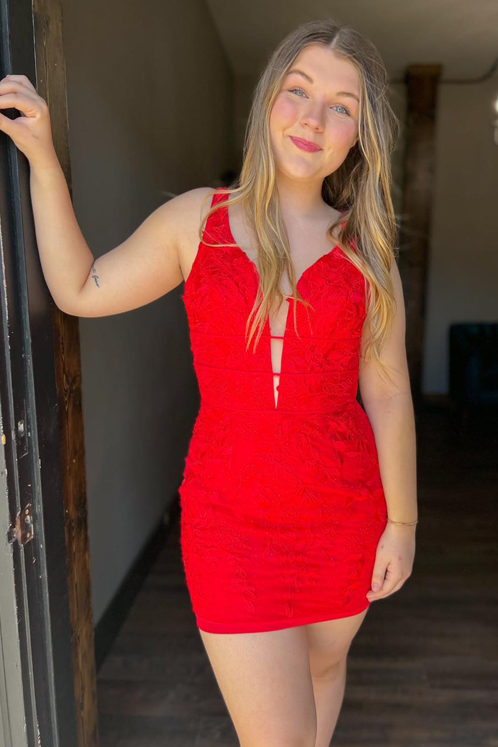 Red Homecoming Dresses V-Neck Lace Tight Short Cocktail Dresses