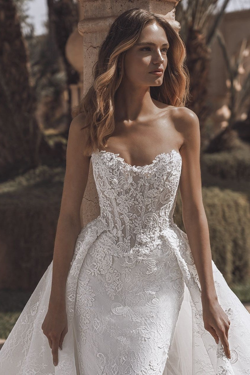 Strapless Beach Wedding Dress Corset Lace Appliques Bridal Gown with Detachable Train