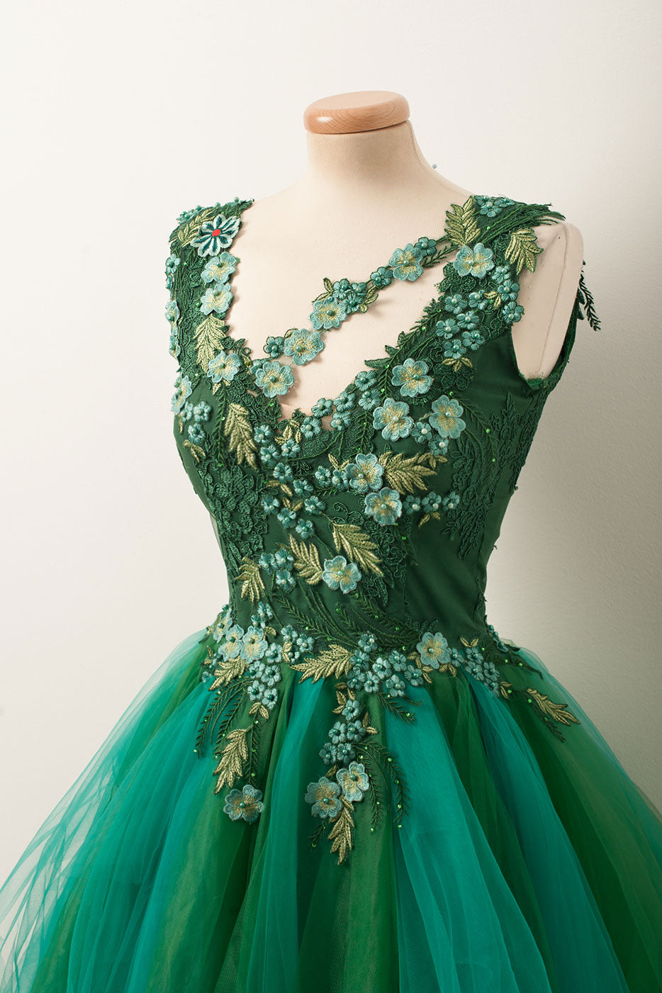Unique Homecoming Dress V Neck Green Tulle Lace Short Party Cocktail Dress