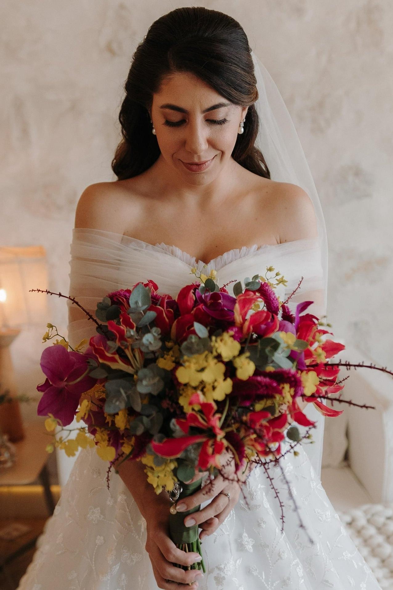 White Wedding Dress A Line Lace Strapless Off The Shoulder Sleeveless Ball Gown Tulle Bridal Gown