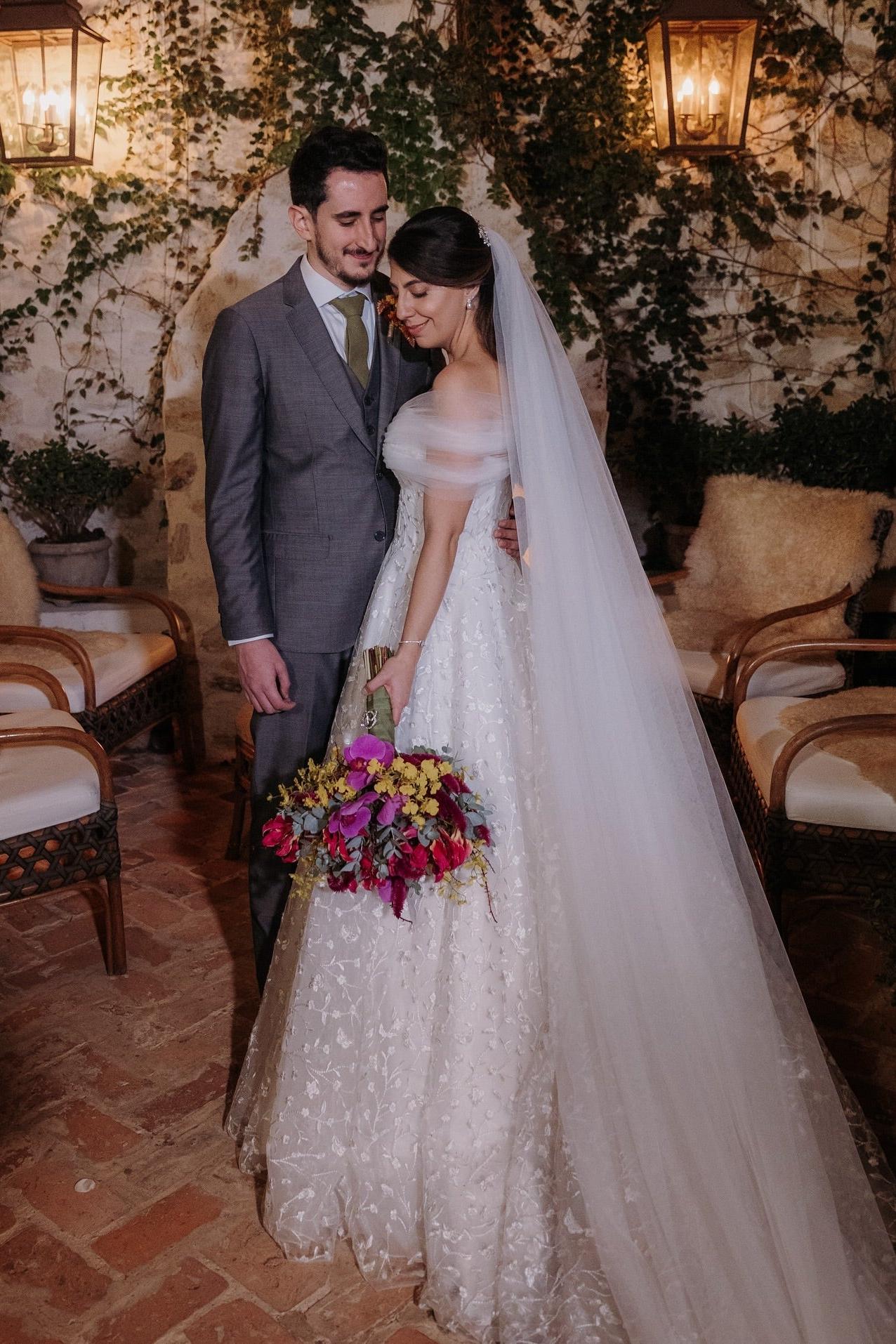 White Wedding Dress A Line Lace Strapless Off The Shoulder Sleeveless Ball Gown Tulle Bridal Gown