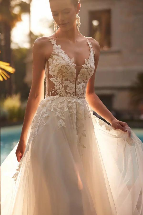 White Wedding Dress A Line Spaghetti Strap V Neck Beaded Sleeveless Long Tulle Bridal Gown With Appliques