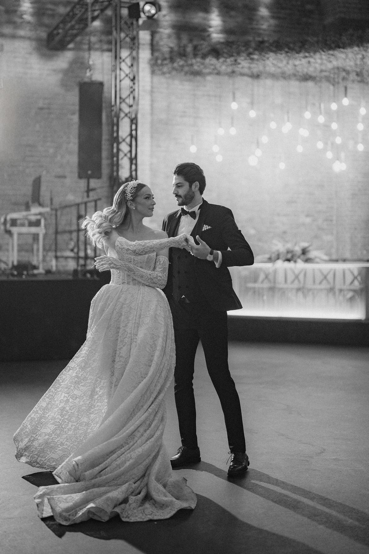 White Wedding Dress A Line Strapless Sleeveless Sweep Train Lace Bridal Gown