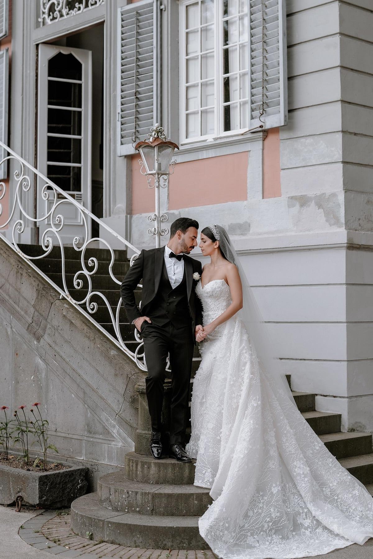 White Wedding Dress Column Sweetheart Sleeveless Lace Beaded Long Bridal Gown With Detachable Train