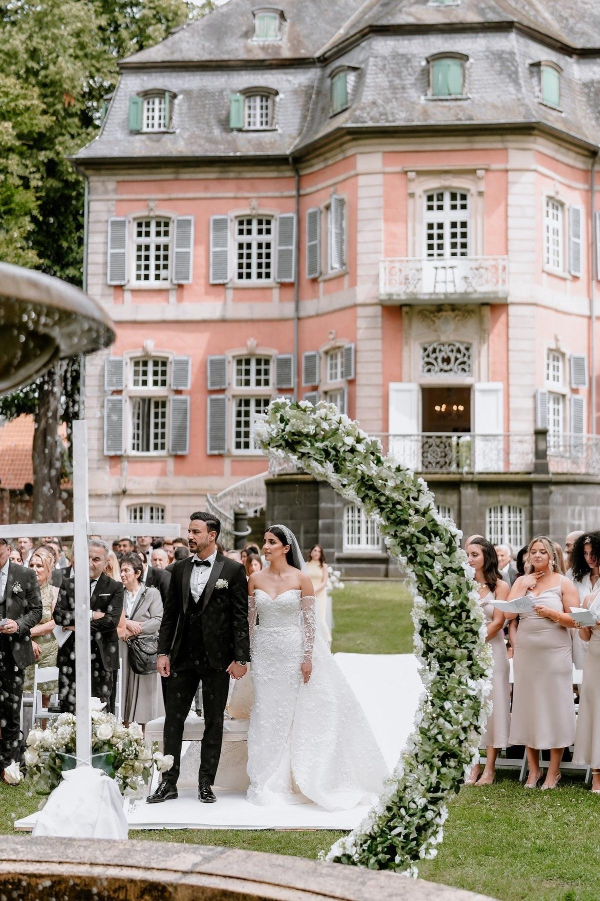 White Wedding Dress Column Sweetheart Sleeveless Lace Beaded Long Bridal Gown With Detachable Train