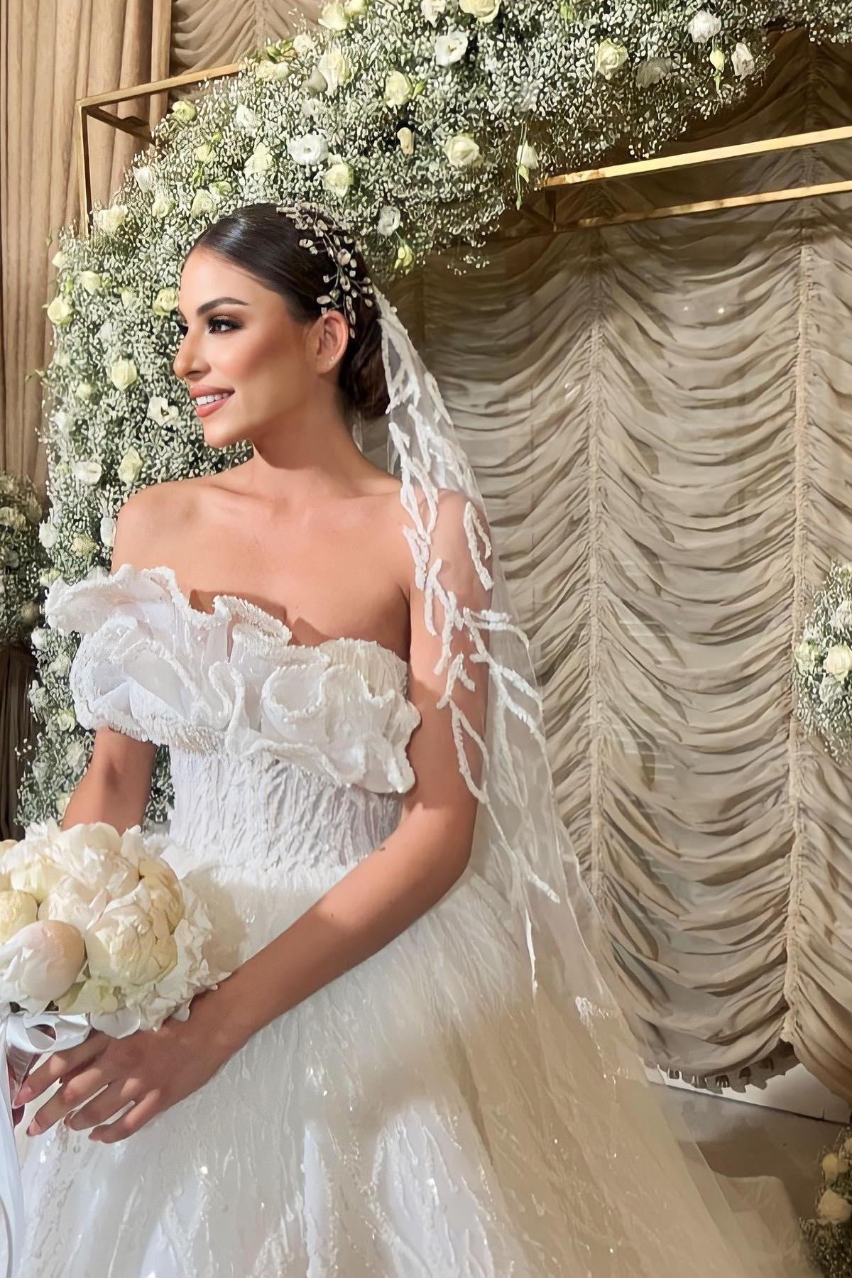 White Wedding Dress Lace Ball Gown Strapless Sleeveless Ruffles Sequined Cathedral Train Bridal Gown