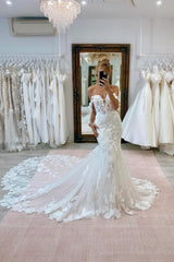 White Wedding Dress Lace Mermaid V Neck Spaghetti Strap Sequined Sleeveless Cathedral Train Tulle Bridal Gown With Appliques