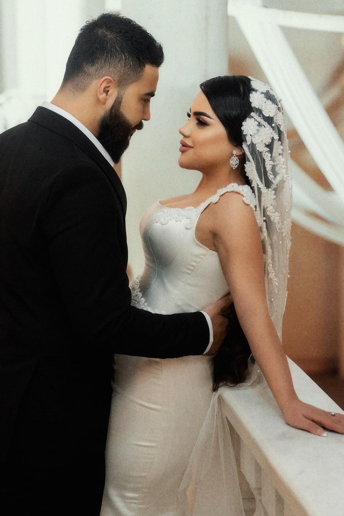 White Wedding Dress Mermaid Spaghetti Strap Square Sleeveless Sweep Train Satin Bridal Gown With Appliques