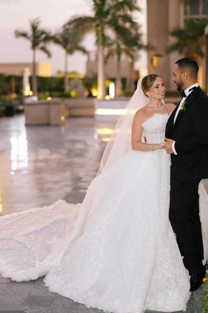 White Wedding Dress Strapless Beaded Ball Gown Sleeveless Cathedral Train Tulle Bridal Gown With Appliques