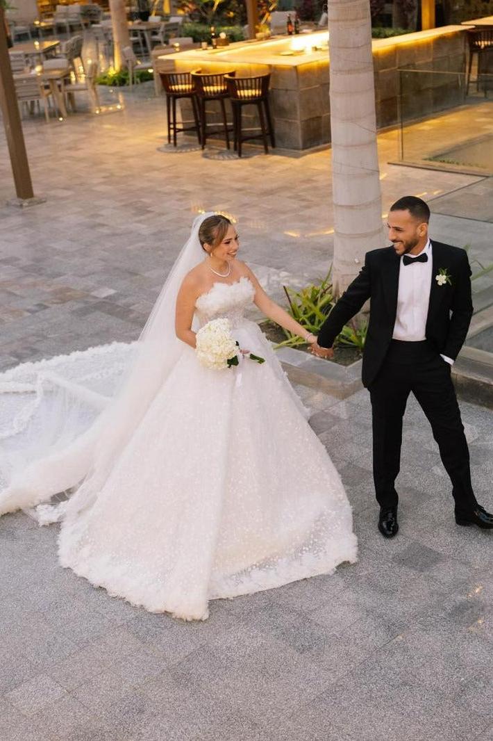 White Wedding Dress Strapless Beaded Ball Gown Sleeveless Cathedral Train Tulle Bridal Gown With Appliques