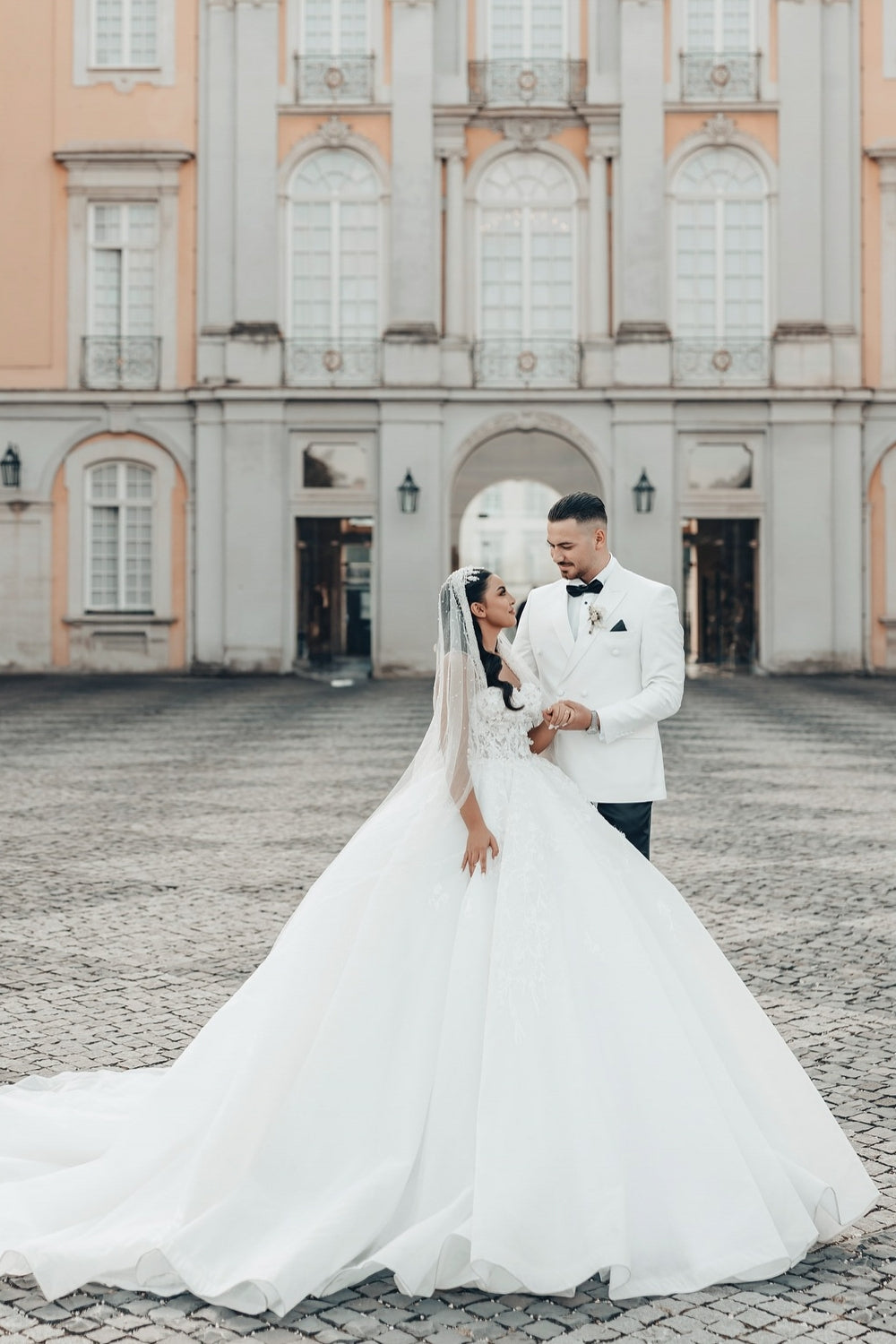 White Wedding Dress Sweetheart Spaghetti Strap Sleeveless Sequined Ball Gown Long Tulle Bridal Gown With Appliques