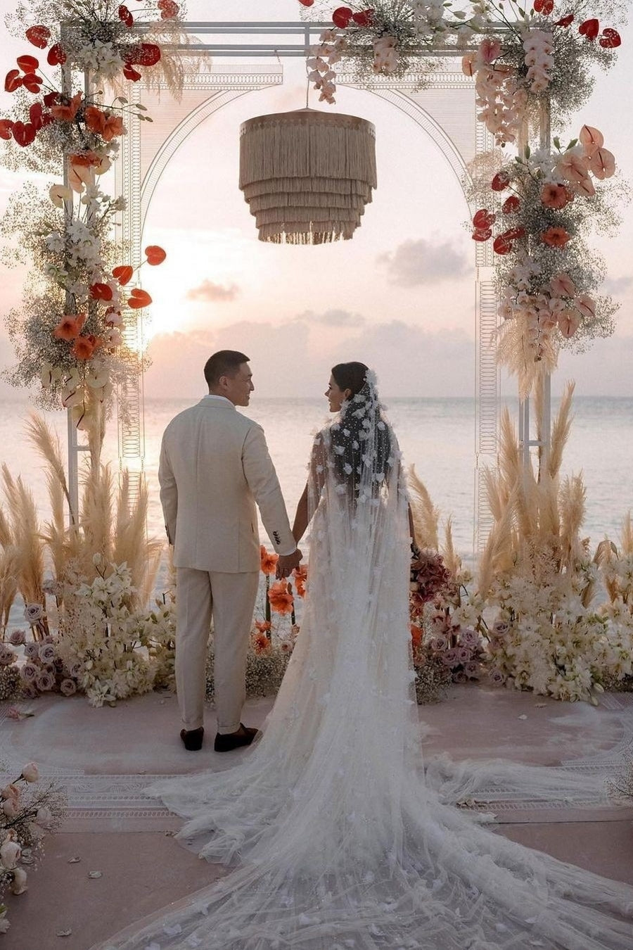 White Wedding Dress V Neck Lace A Line Spaghetti Strap Sequined Sleeveless Watteau Train Long Tulle Bridal Gown With Slit