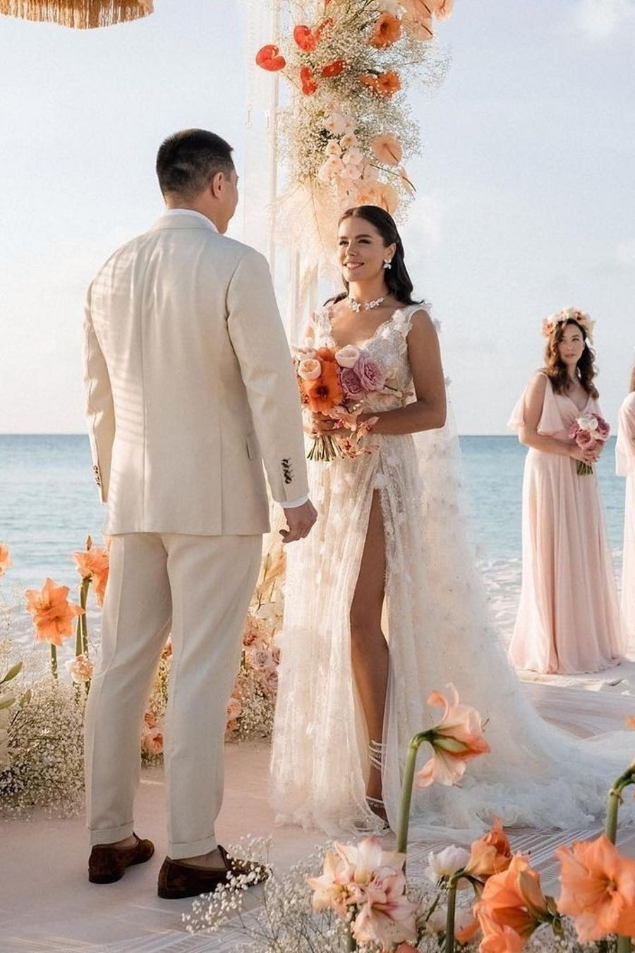 White Wedding Dress V Neck Lace A Line Spaghetti Strap Sequined Sleeveless Watteau Train Long Tulle Bridal Gown With Slit