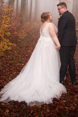 Dressystars V Neck Beach Plus Size Wedding Dress A Line Tulle Bridal Gown with Lace Appliques